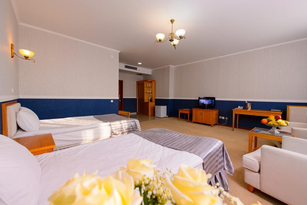 O Azamat Hotel Astana Luaran gambar